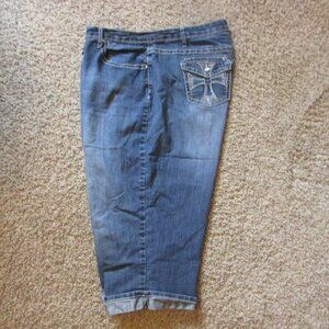 Earl Jeans 22W Blue Denim Button Back Pockets Capri Jeans